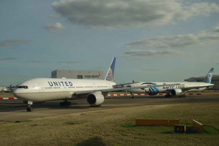 United-Passagiere nach medizinischem Notfall für 16 Stunden in kalter 777 gefangen